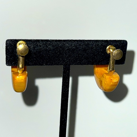 Vintage US Patent Number 3.176.475 Gold Tone Amber Screw Back Hoop Earrings - Picture 7 of 16